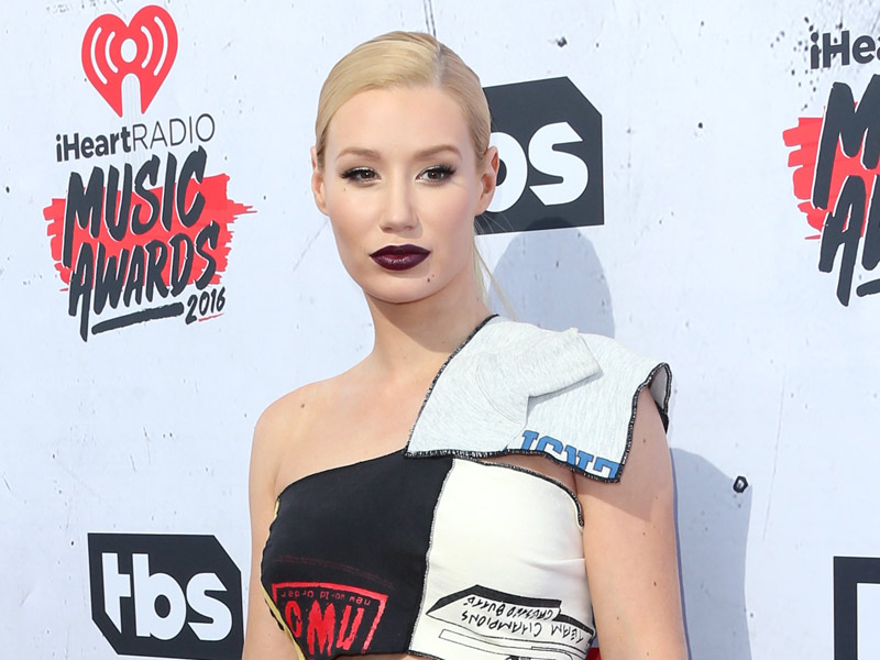 IGGY AZALEA STILL WEARING HER ENGAGEMENT RING?