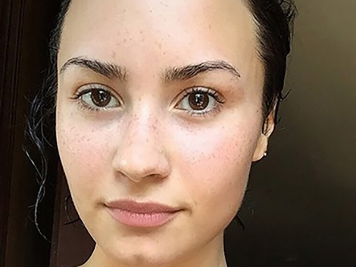 TOP 10 CELEBRITIES WHO LOOK GORGEOUS WITHOUT MAKEUP