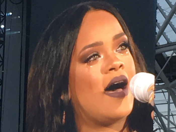 RIHANNA BREAKS DOWN IN TEARS WHILE SINGING ON STAGE