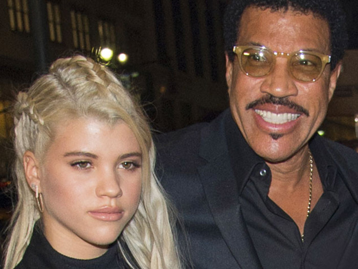 WHAT DOES LIONEL RICHIE THINK ABOUT DAUGHTER DATING JUSTIN BIEBER?