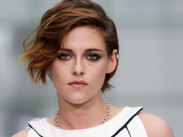 Kristen Stewart makes out with Vanessa Bayer