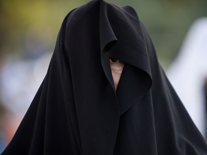 Hijabless Iranian woman defends herself against sexist