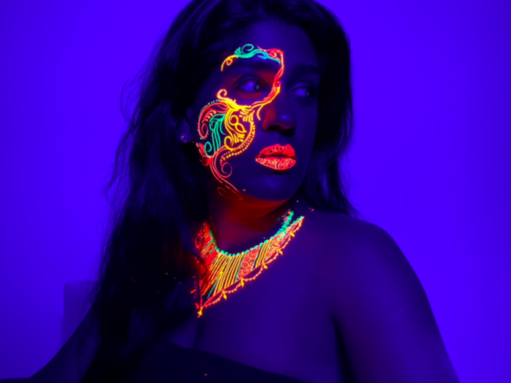 Glow in the dark henna is a glamorous look of beauty