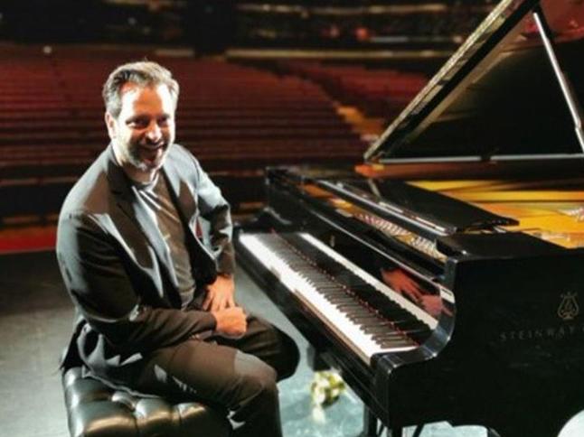 Manoukian sparked the UAE sky with the Lebanese anthem